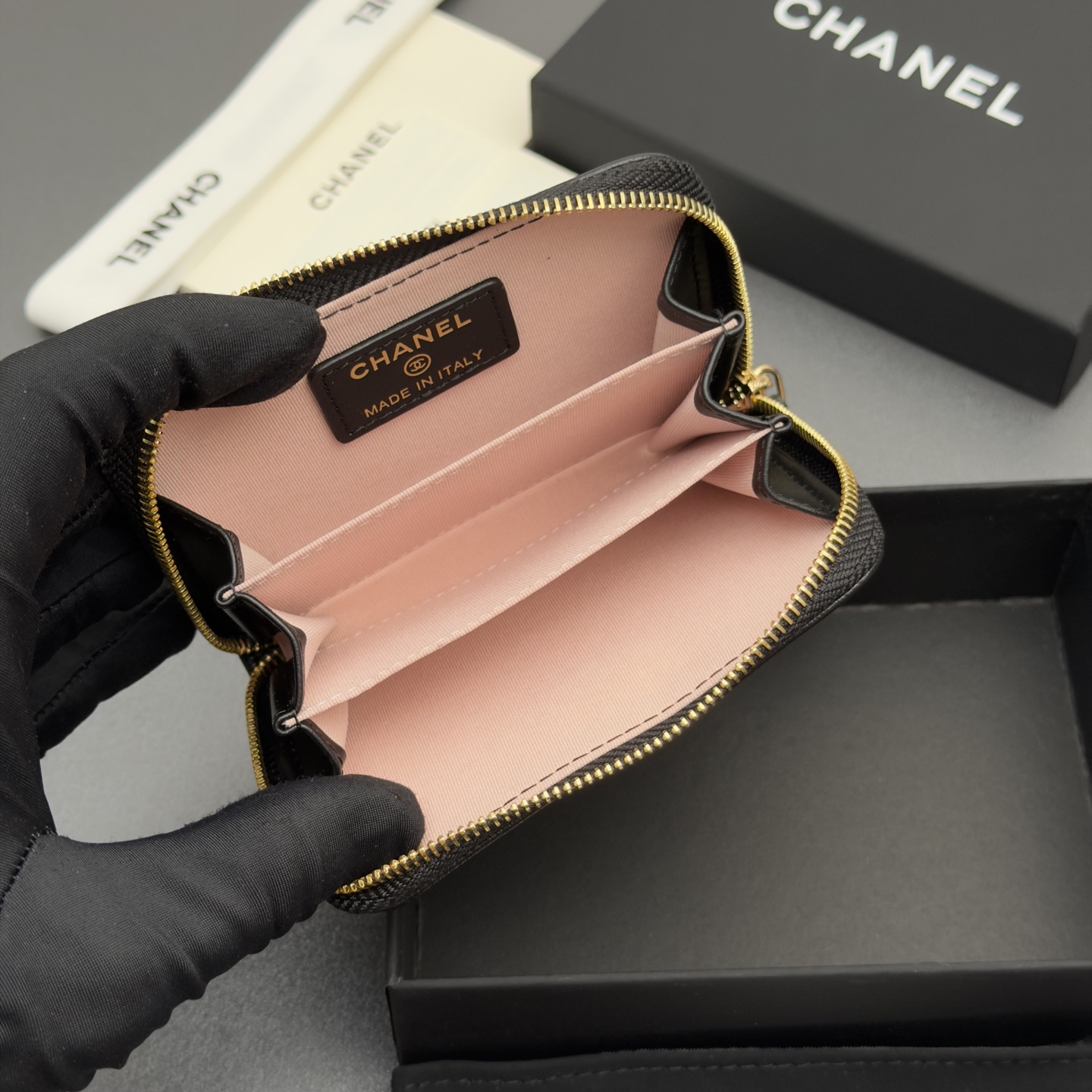 [Chanel] 샤넬 메탈 로고 지퍼 카드 지갑