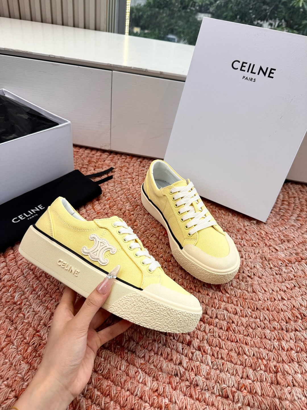셀린느(CELINE) 트리오페 로고 플랫폼 캔버스 스니커즈 신발