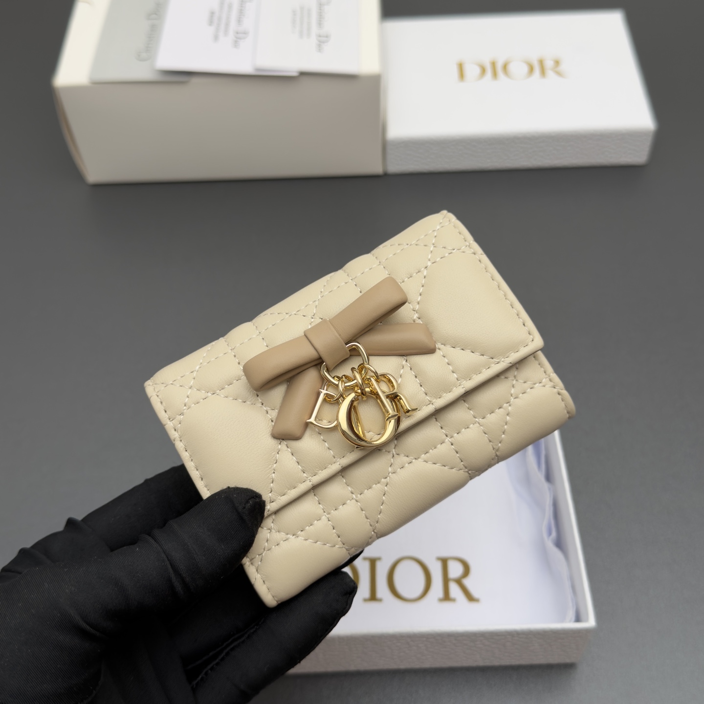 [Dior] 디올 Lady Freesia 레이디 프리지아 까나쥬 램스킨 지퍼 미니 지갑 / S2607