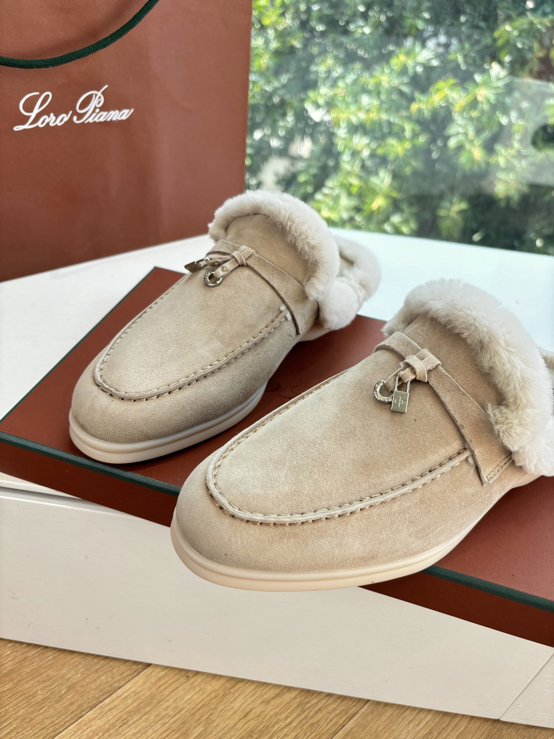 로로피아나(Loro Piana) 커플 퍼 트리밍 스웨이드 뮬 슬리퍼 신발