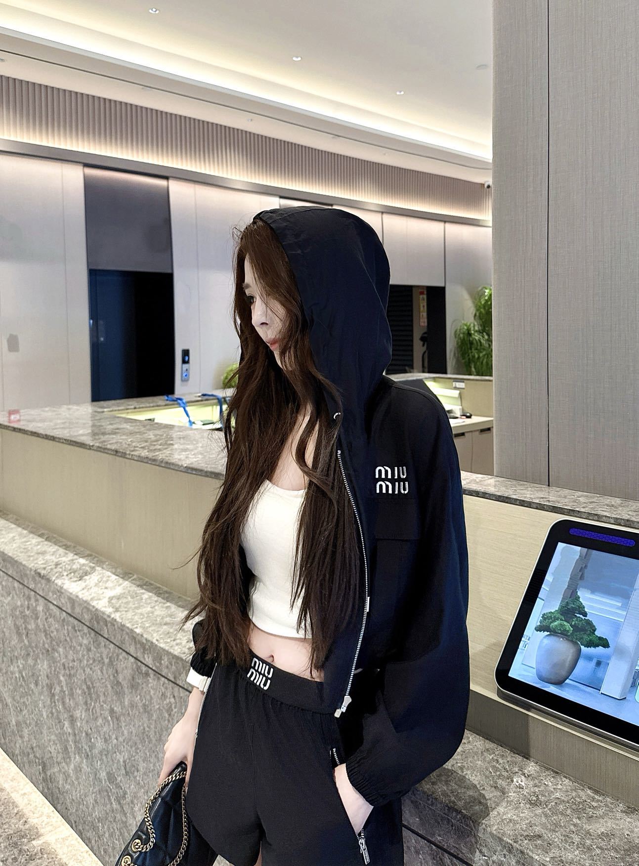 miumiu 미우미우 26SS 하이엔드 텍스처 바람막이 선케어 자켓 재킷 + 반바지 세트업 의류