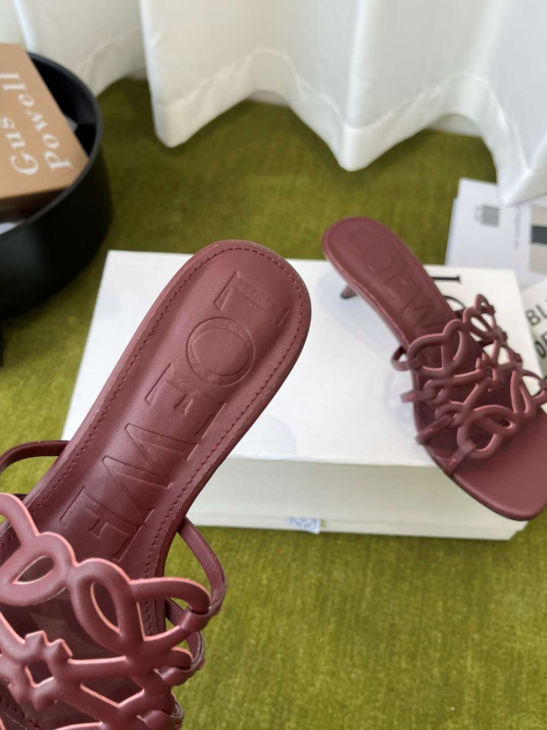 로에베(LOEWE) 아나그램 스트랩 스퀘어토 키튼힐 신발