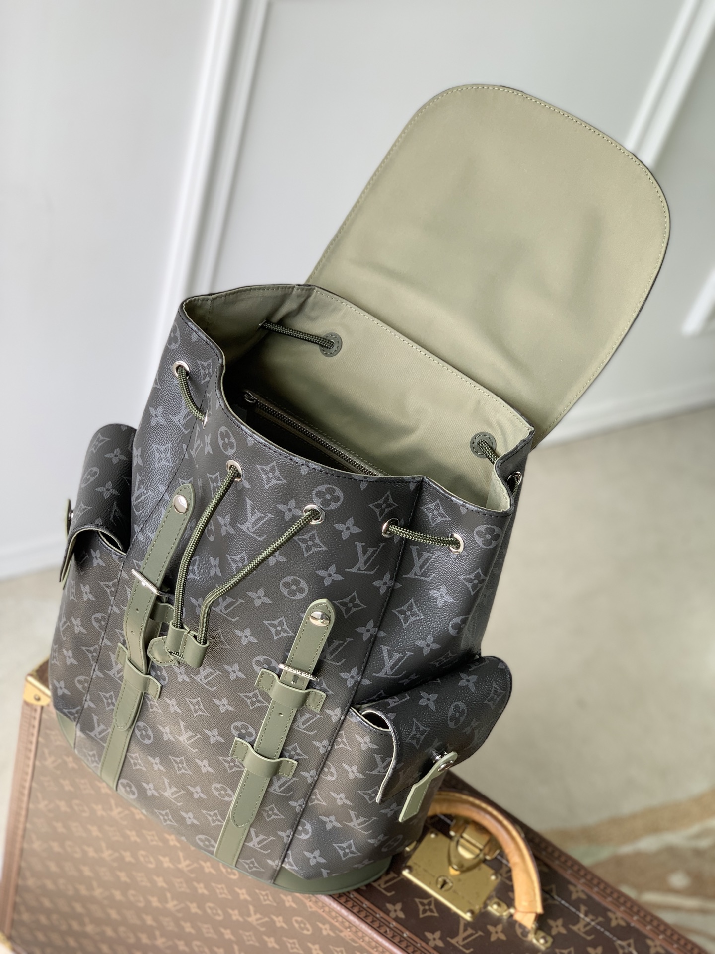 LOUIS VUITTON LV 루이비통 크리스토퍼 MM 백팩 (모노그램 이클립스 캔버스) 가방