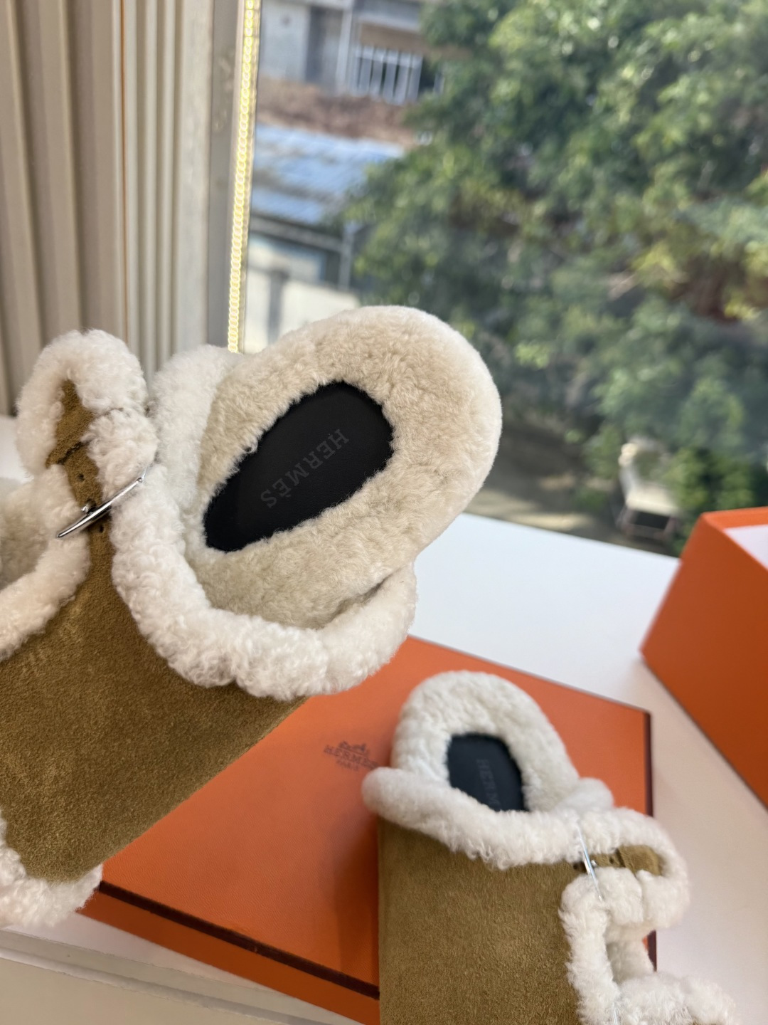 에르메스(HERMES) 시어링 퍼 뮬 슬리퍼 신발