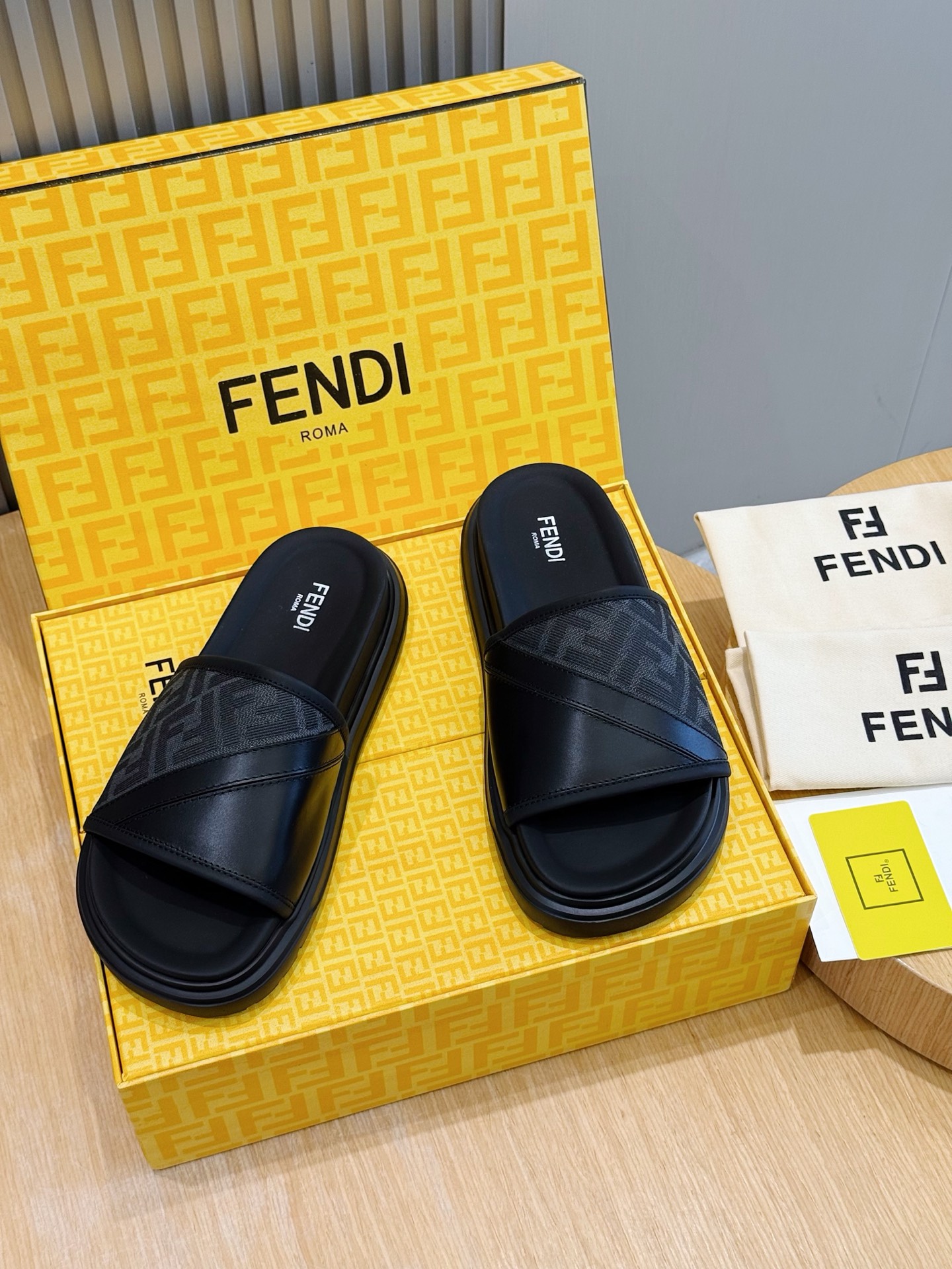 [Fendi] 펜디 맨즈 컬러블록 FF 로고 러버 슬라이드 슬리퍼 신발