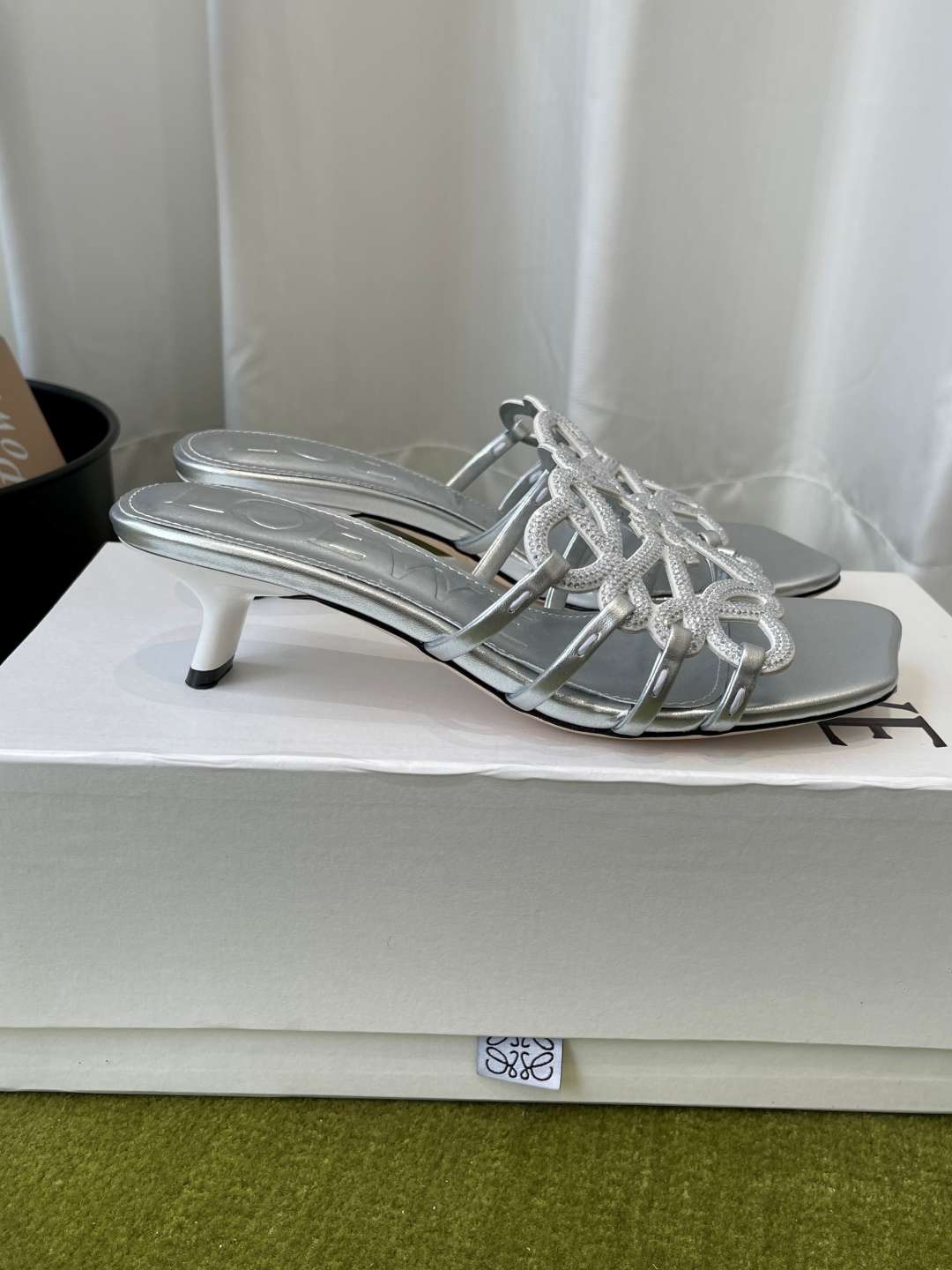 로에베(LOEWE) 아나그램 라인스톤 미들 힐 신발