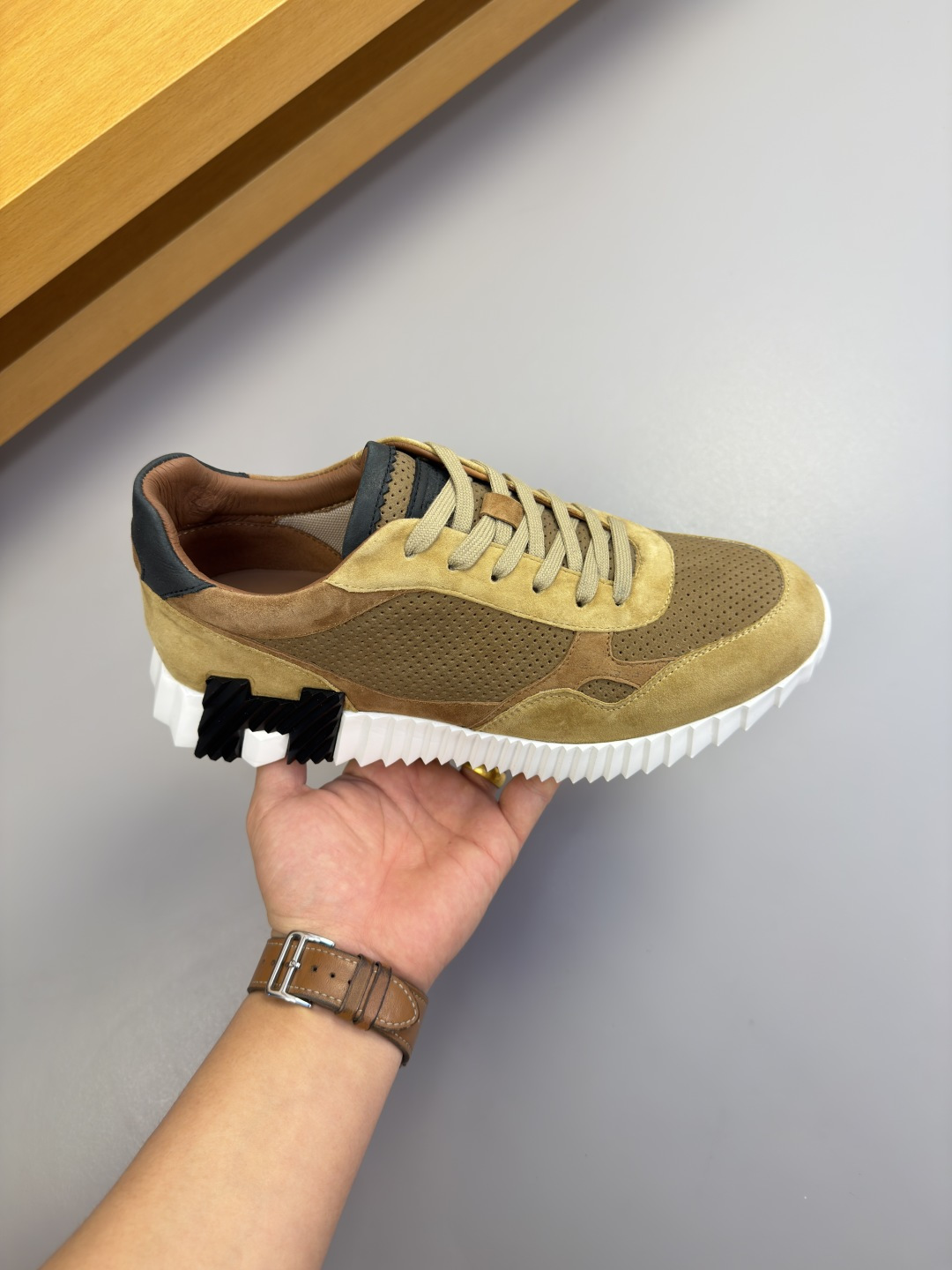 [Hermes] 에르메스 타공 나파 레더 스니커즈 신발