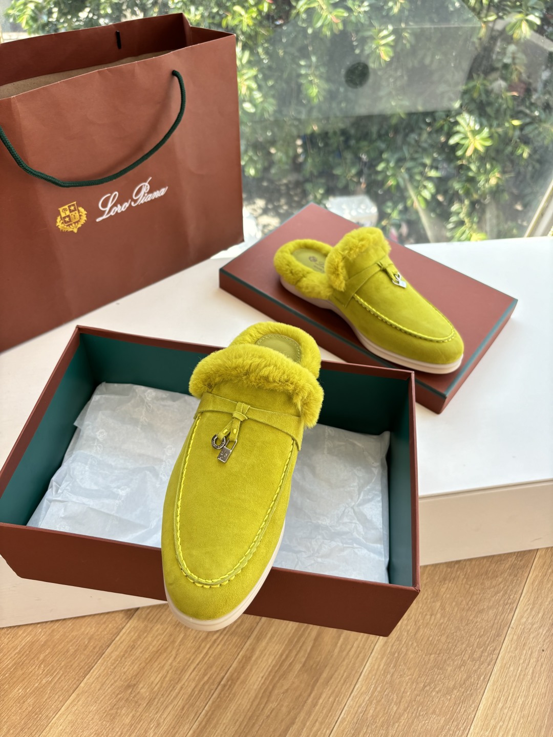 로로피아나(Loro Piana) 커플 퍼 트리밍 스웨이드 뮬 슬리퍼 신발
