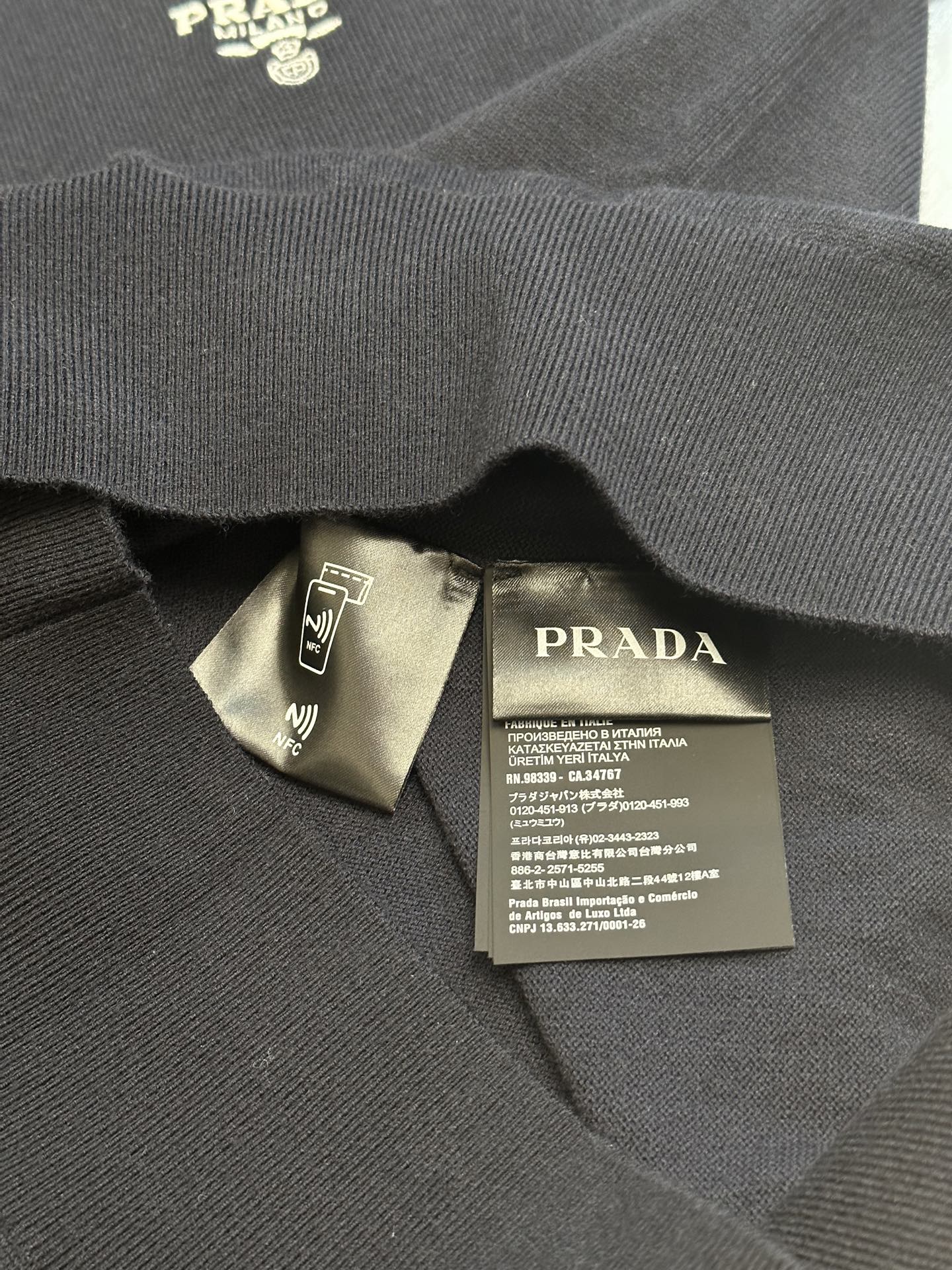 프라다(PRADA) 자수 카라 폴로 니트 의류