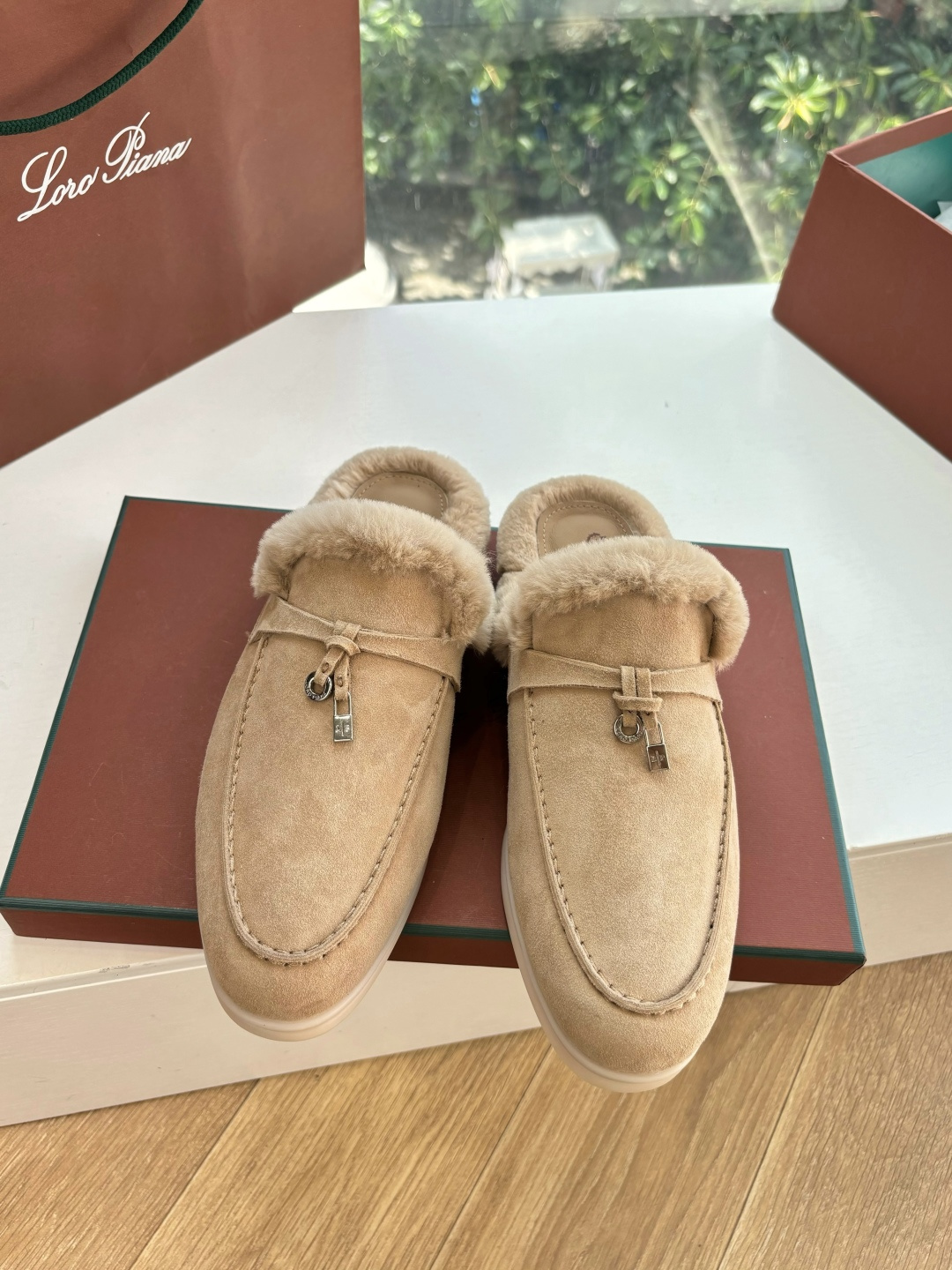 로로피아나(Loro Piana) 커플 퍼 트리밍 스웨이드 뮬 슬리퍼 신발