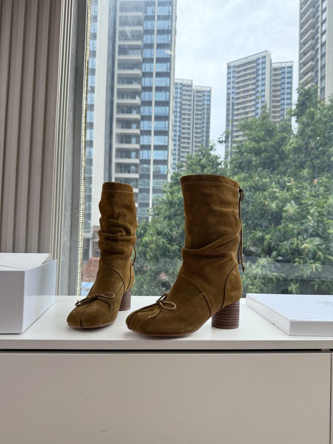 메종 마르지엘라(Maison Margiela) 타비 스웨이드 미들 부츠 신발