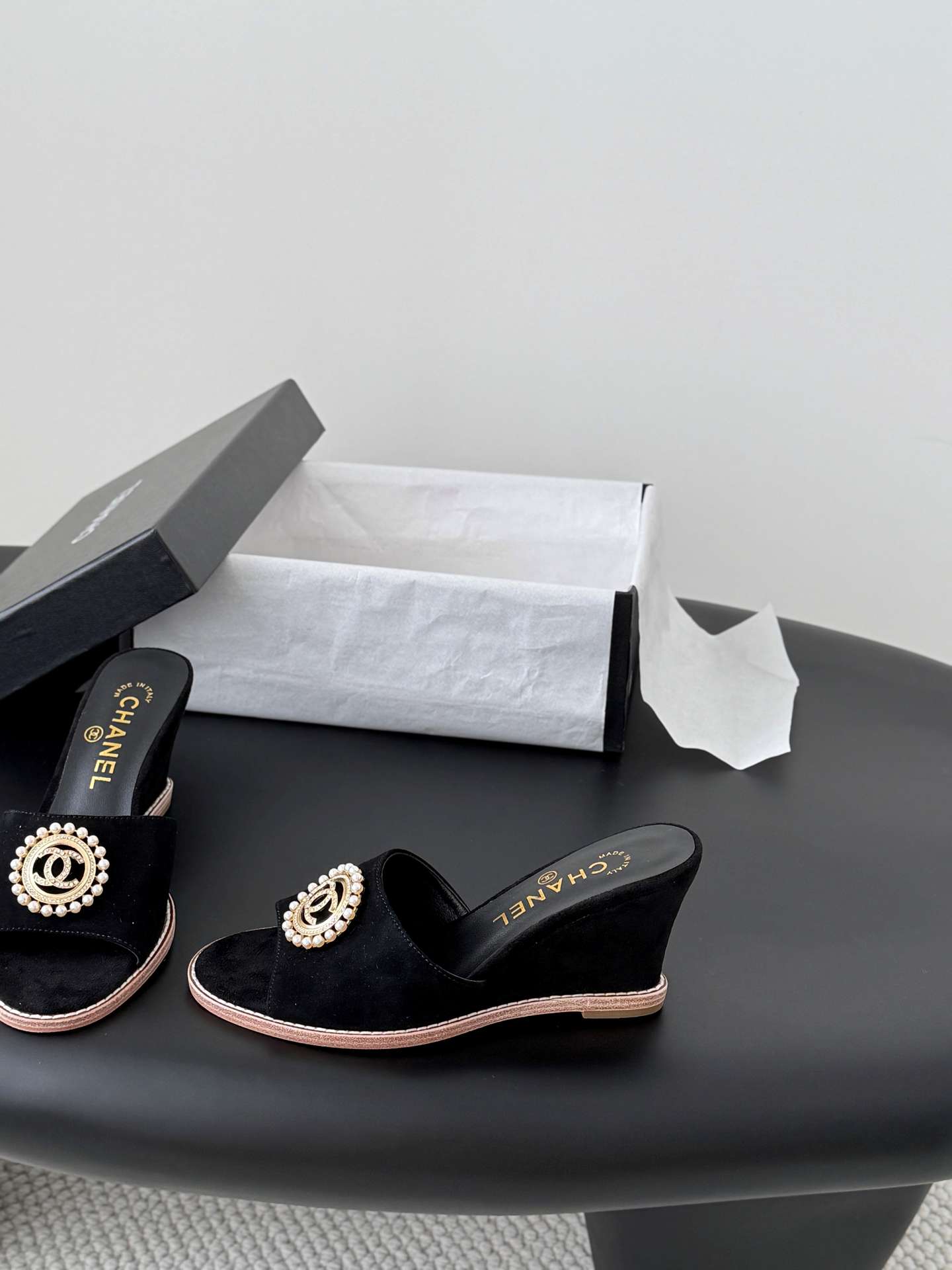 샤넬(CHANEL) 진주 메달 웨지 뮬 샌들 신발