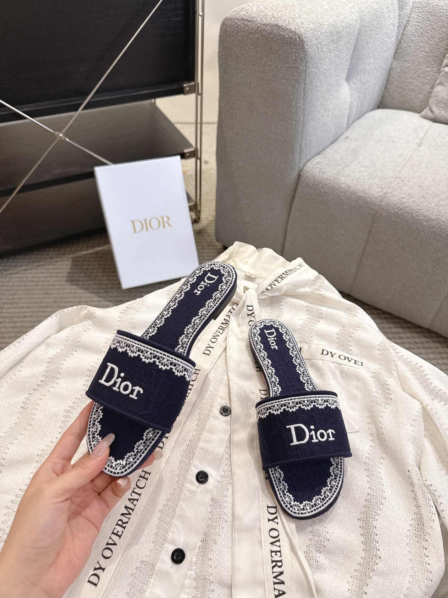 디올(DIOR) 플라워 자수 로고 슬라이드 슬리퍼