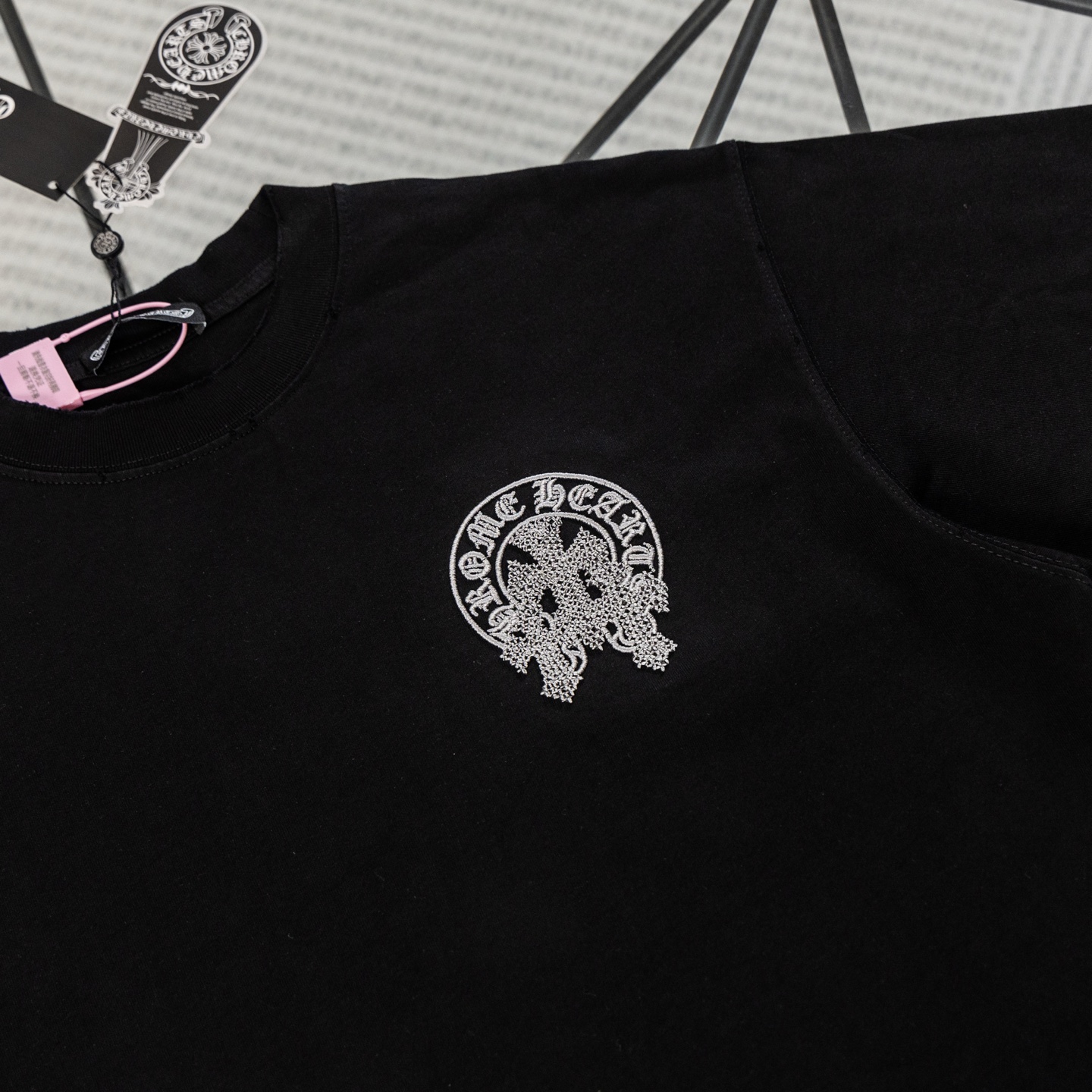 크롬하츠(CHROME HEARTS) 고딕 자수 반팔 티셔츠 의류