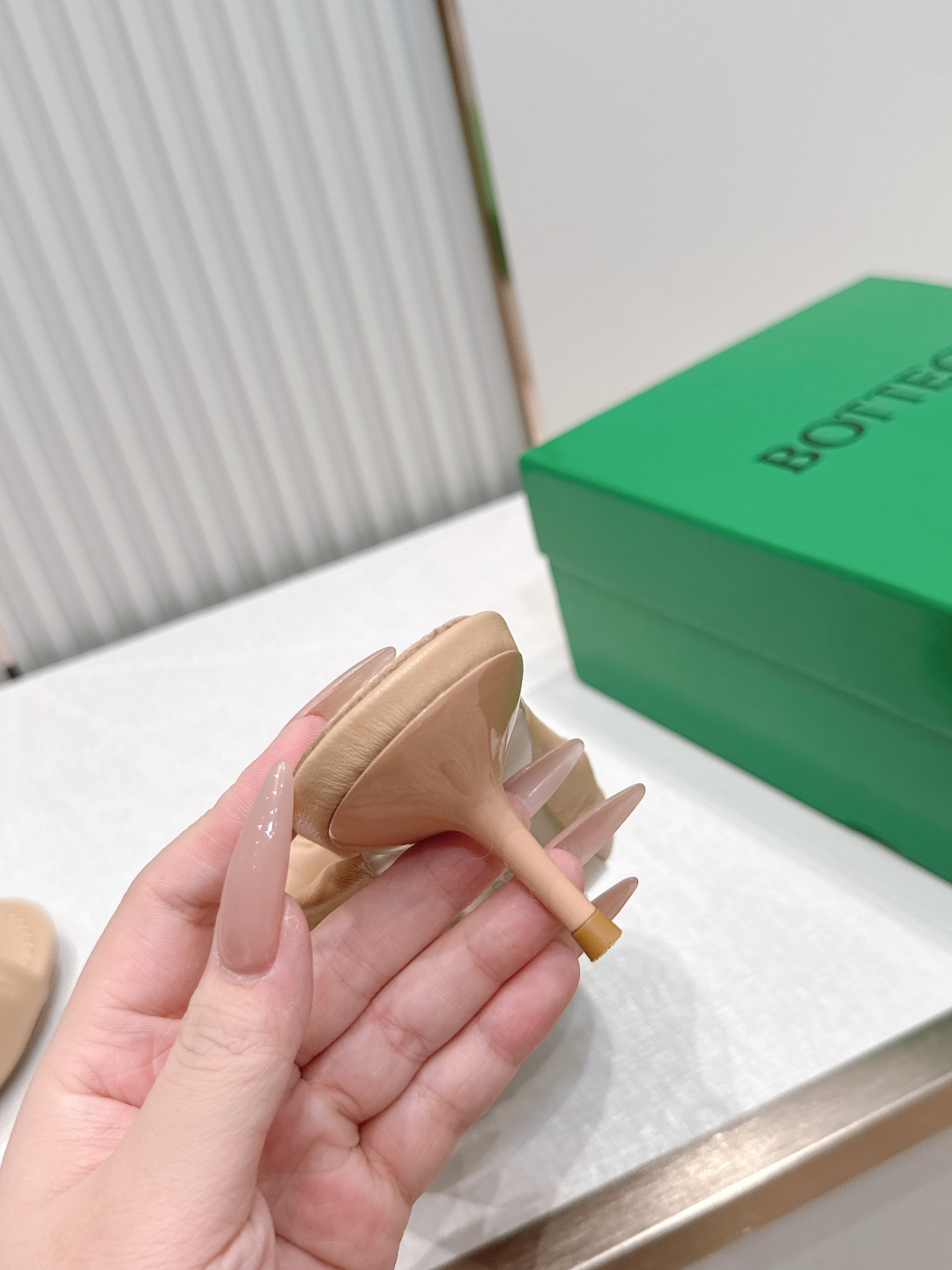 보테가 베네타(BOTTEGA VENETA) 체리 트위스트 뮬 힐 신발