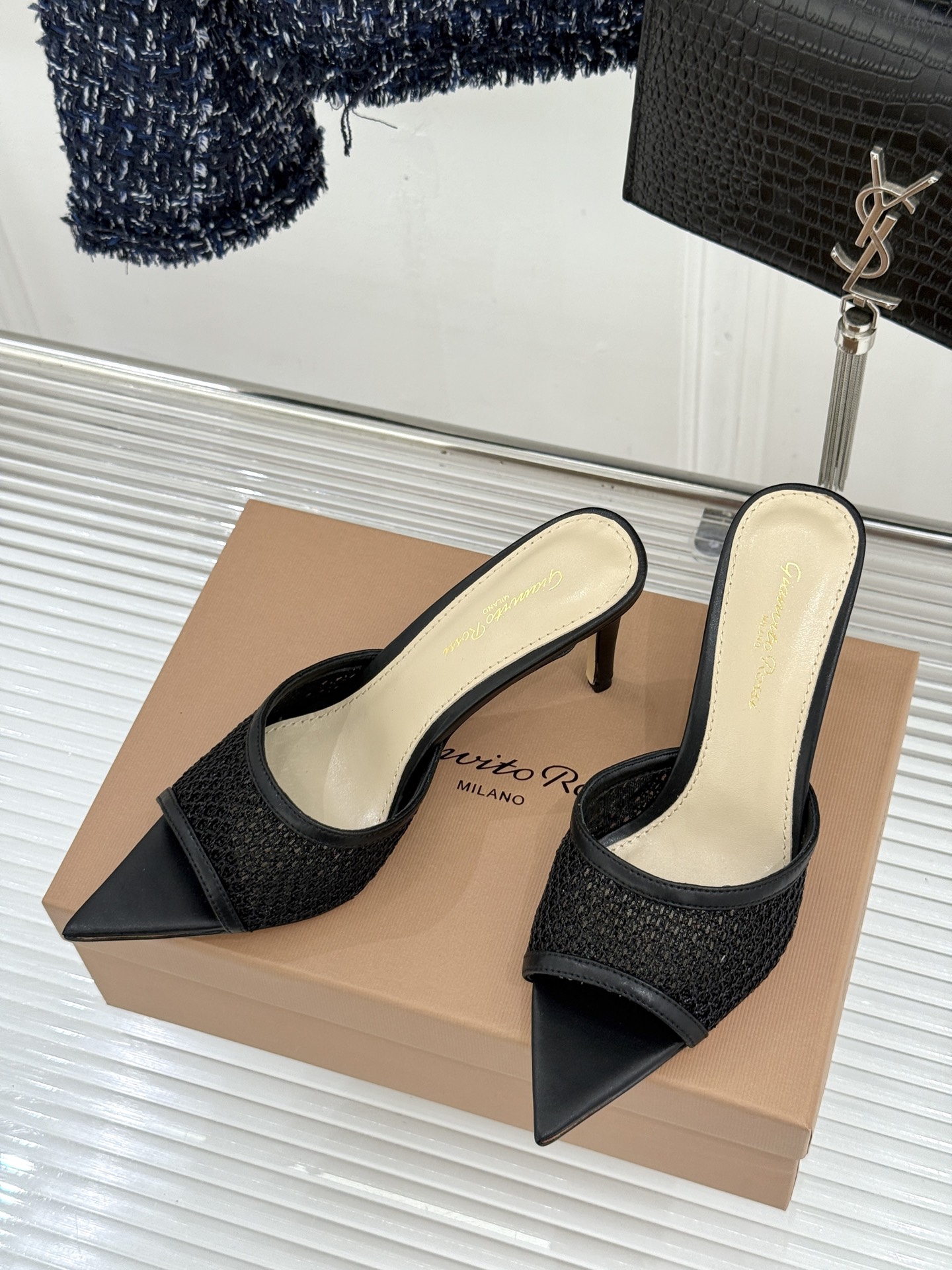 잔비토 로시(Gianvito Rossi) 미니멀 포인티드 힐 슬리퍼 신발