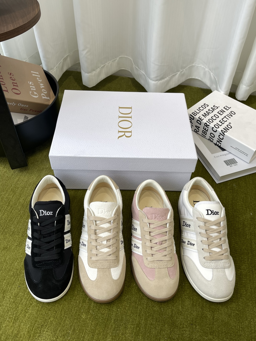 디올(DIOR) 리본 레터링 스웨이드 독일군 스니커즈 신발