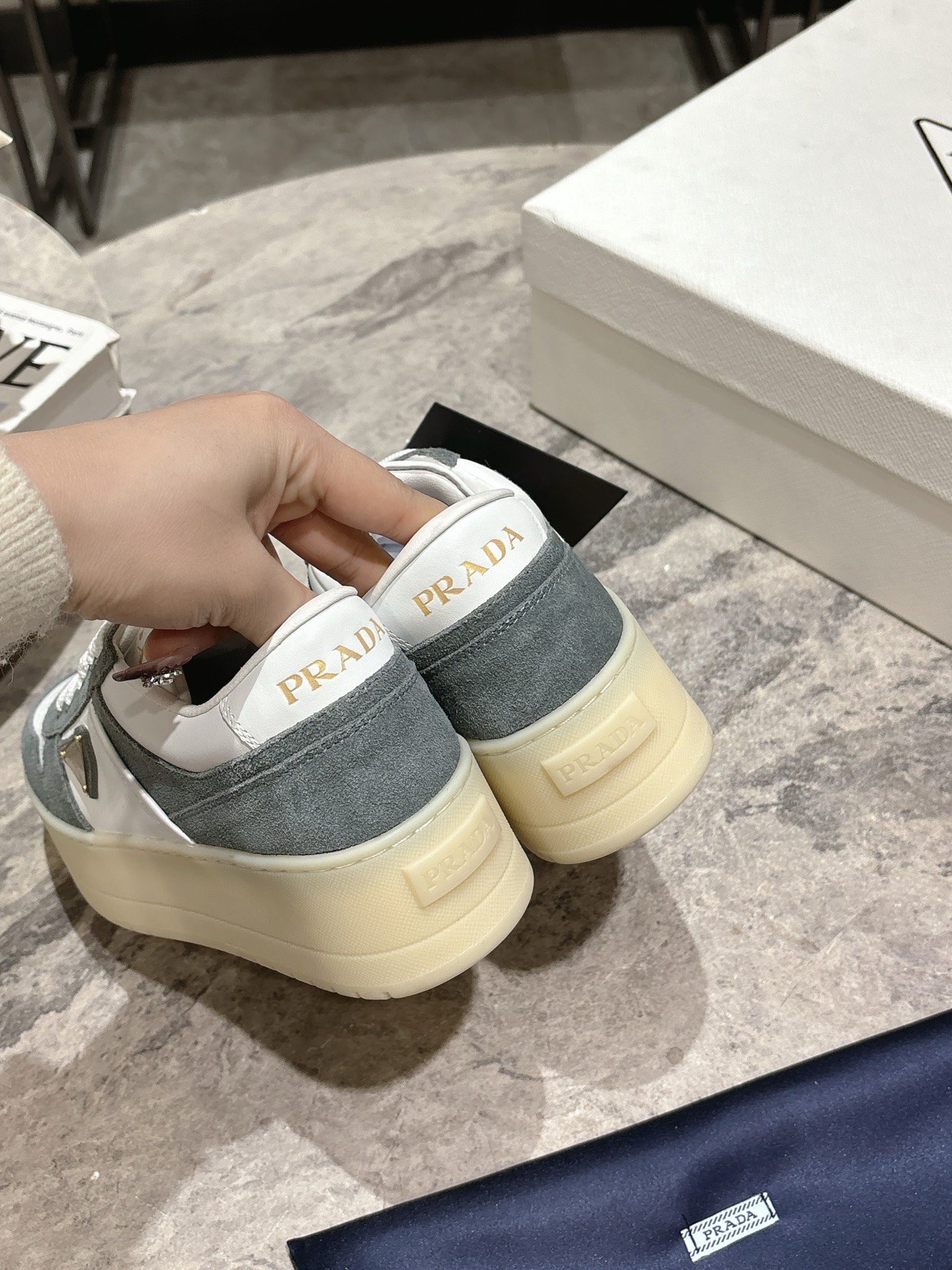 프라다(PRADA) 삼각 로고 플랫폼 스니커즈 신발