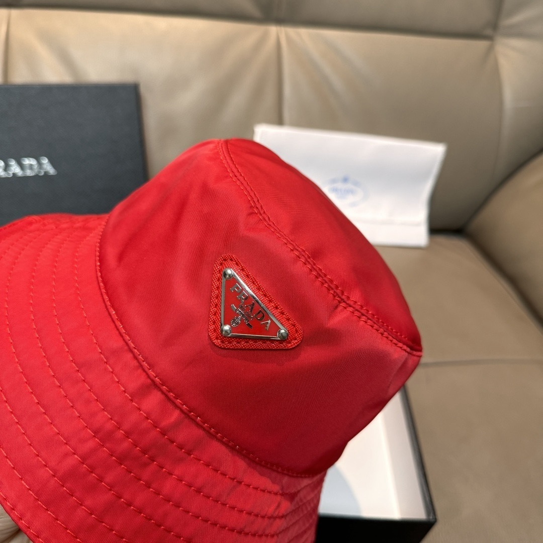 프라다(PRADA) 삼각 로고 옥스포드 버킷햇 모자