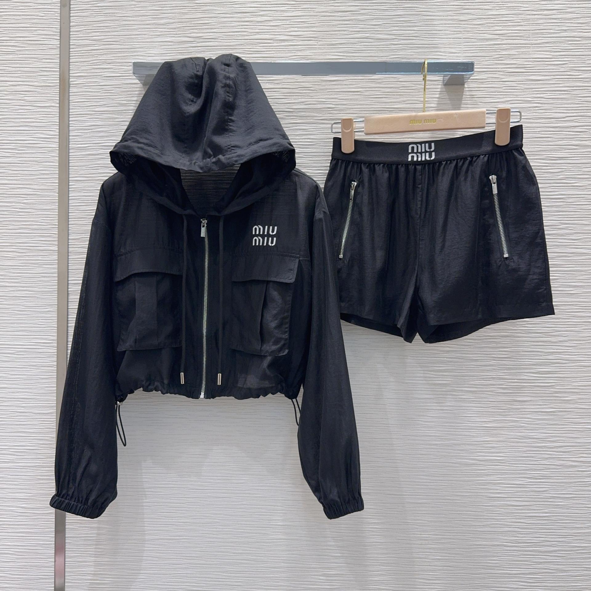 miumiu 미우미우 26SS 하이엔드 텍스처 바람막이 선케어 자켓 재킷 + 반바지 세트업 의류