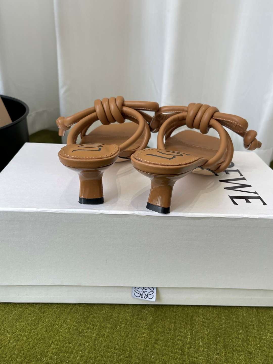 로에베(LOEWE) 리본 매듭 스트랩 미들힐 신발