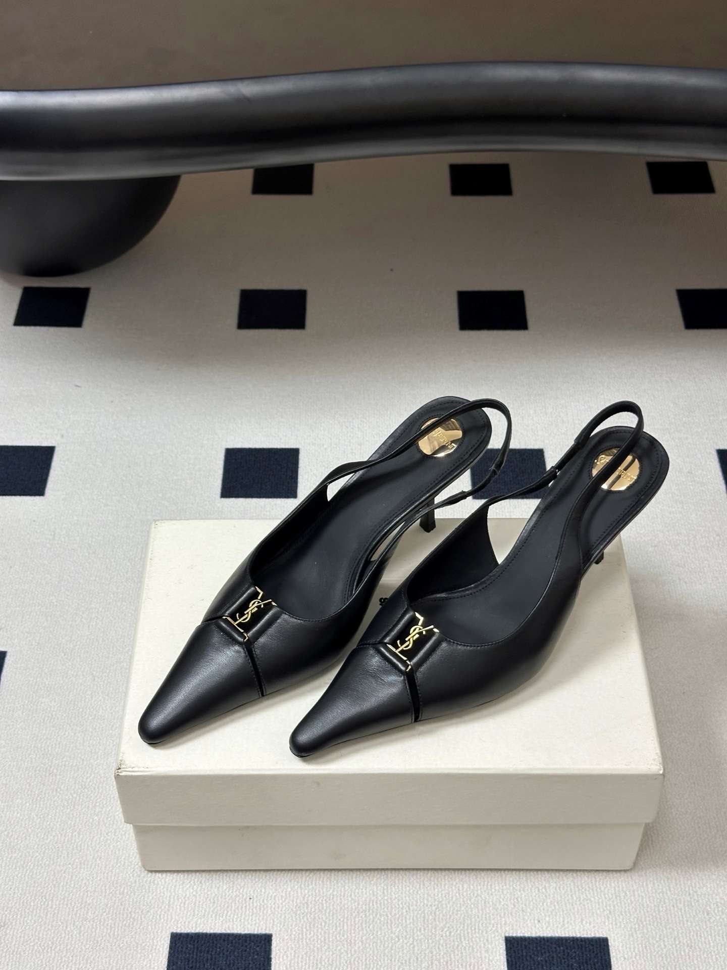 생로랑(SAINT LAURENT) YSL 메탈 로고 캡토 슬링백 펌프스 신발