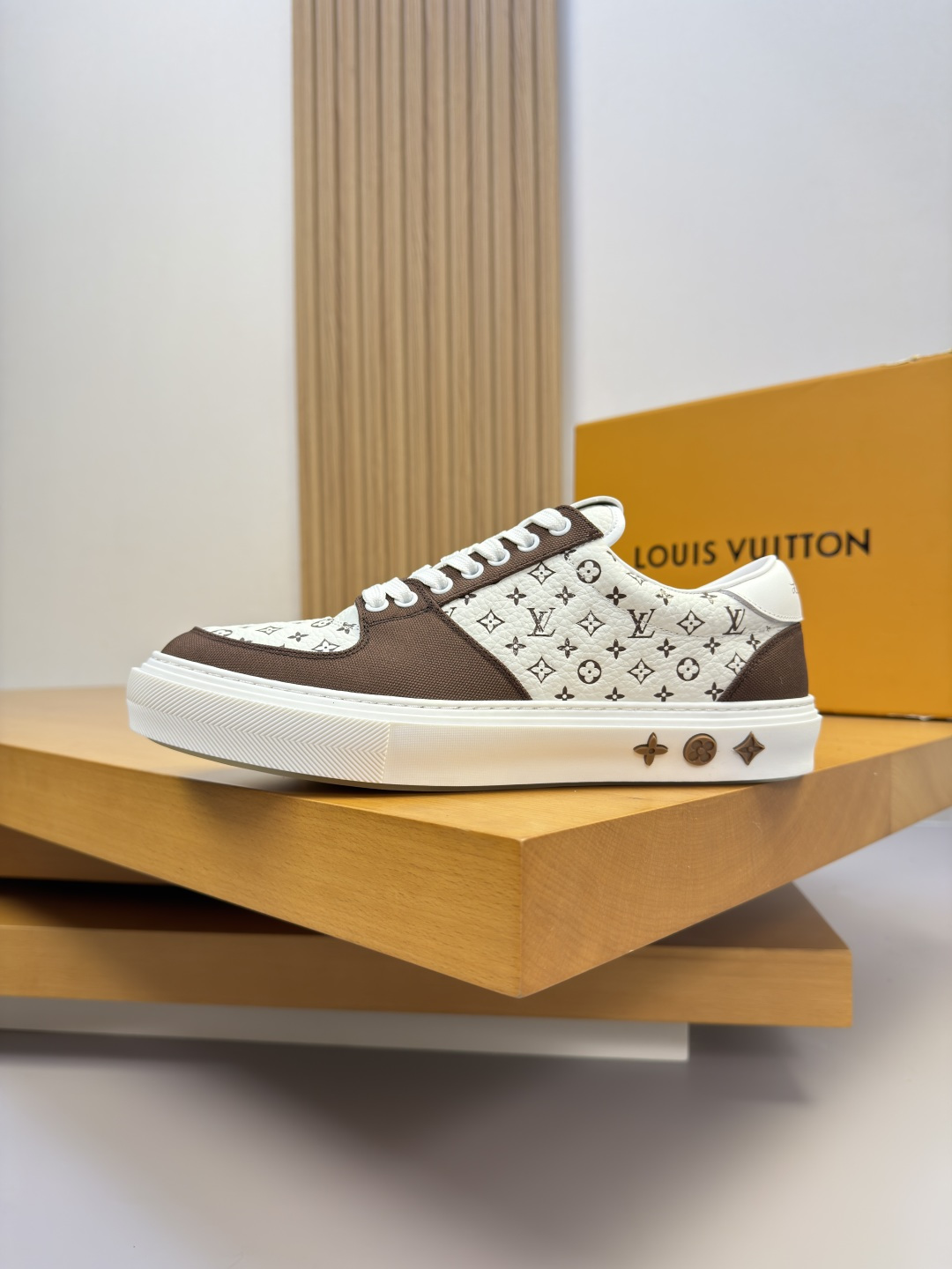 [Louis Vuitton] LV 루이비통 프리미엄 슈링크 레더 & 컬러 프린트 모노그램 스니커즈 신발