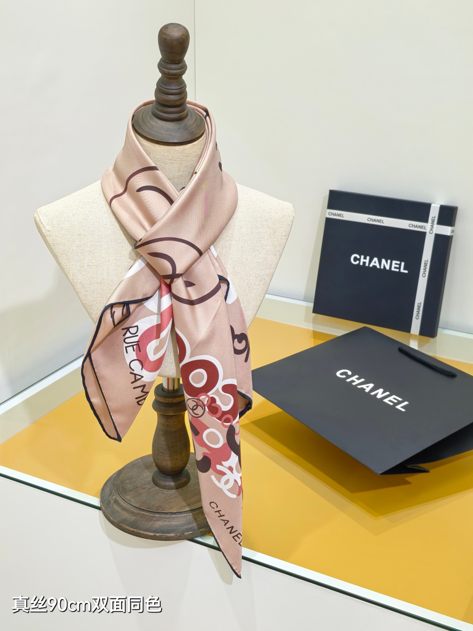 샤넬(CHANEL) 그래피티 로고 실크 목도리 스카프