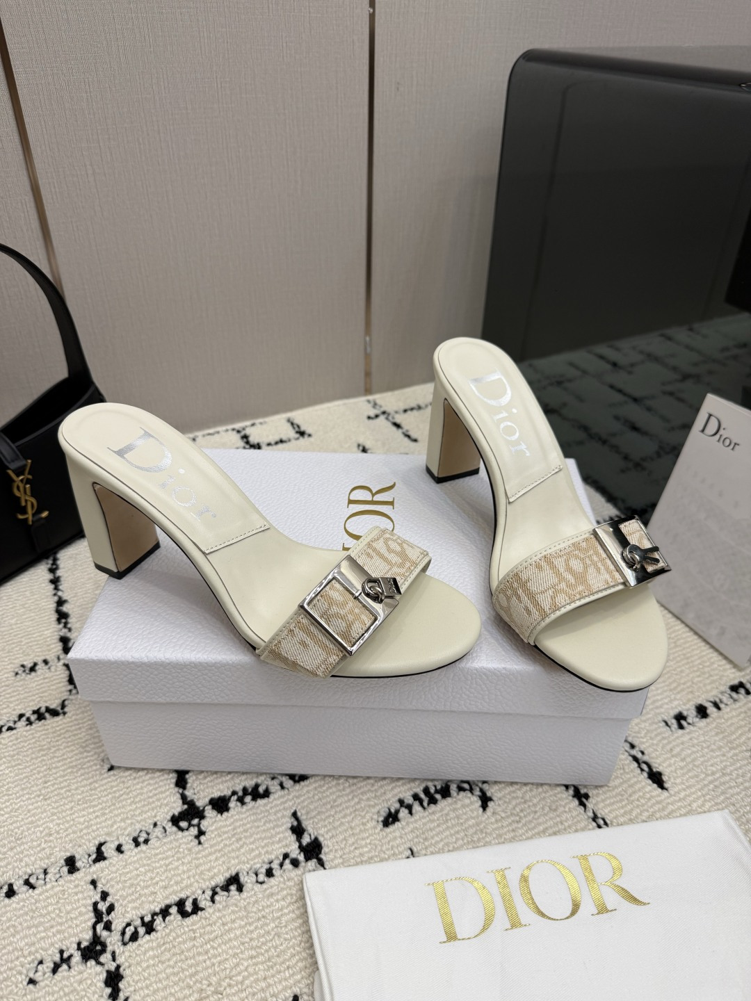 디올(DIOR) 로고 버클 뮬 힐 샌들 신발
