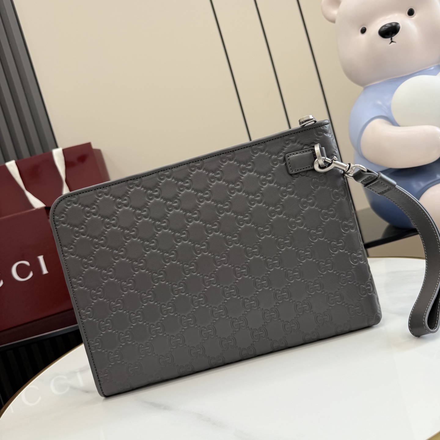 GUCCI 구찌 GG 엠블럼(GG Emblem) 엠보싱 레더 파우치/클러치 - 그레이 가방