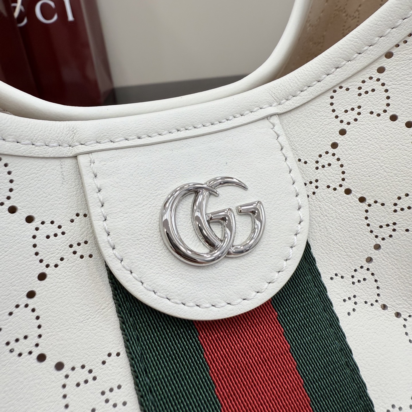 GUCCI 구찌 Generation 제너레이션 GG 질리오(Giglio) 펀칭 레더 토트백 - 라지 가방