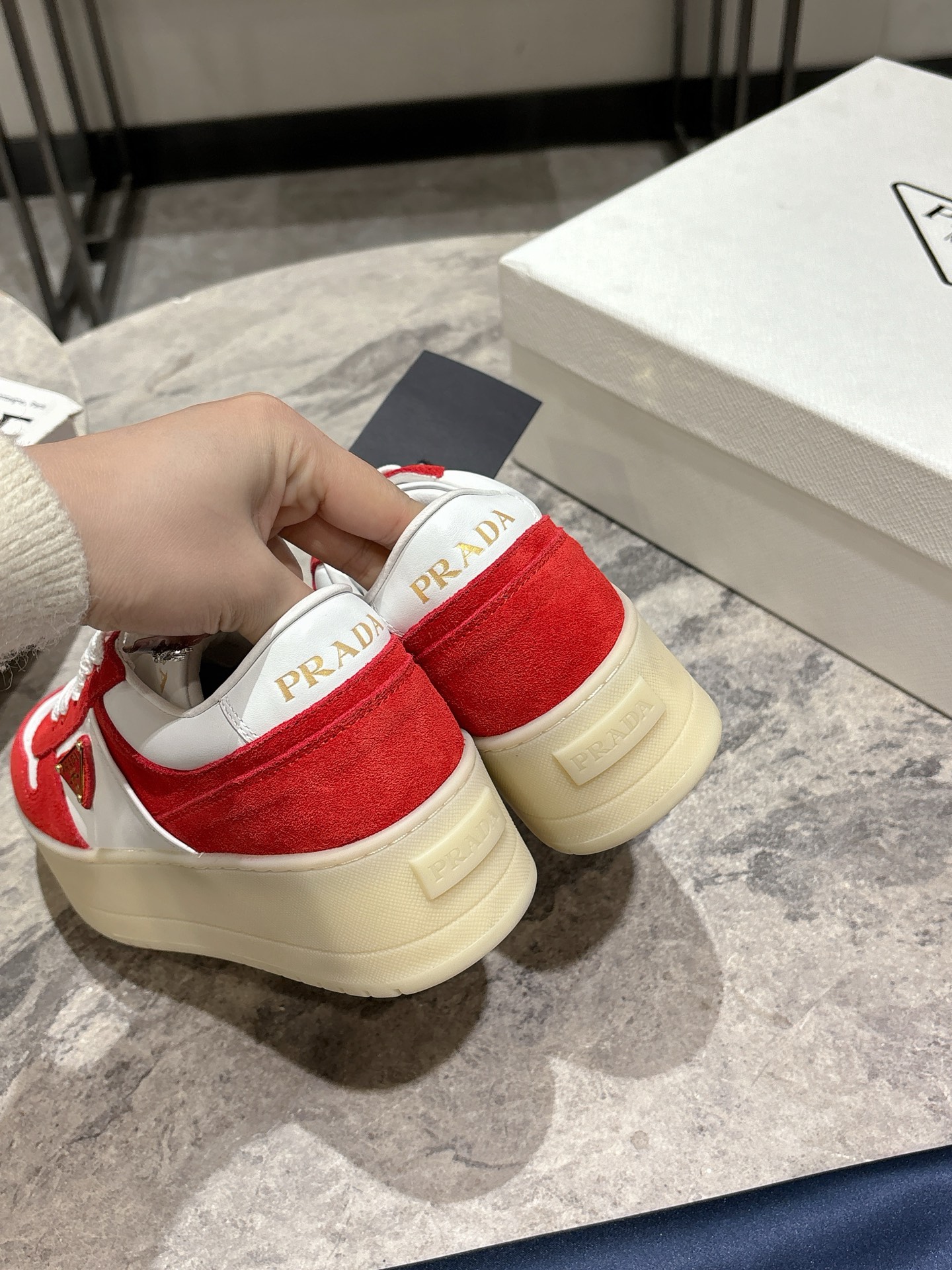 프라다(PRADA) 삼각 로고 플랫폼 스니커즈 신발