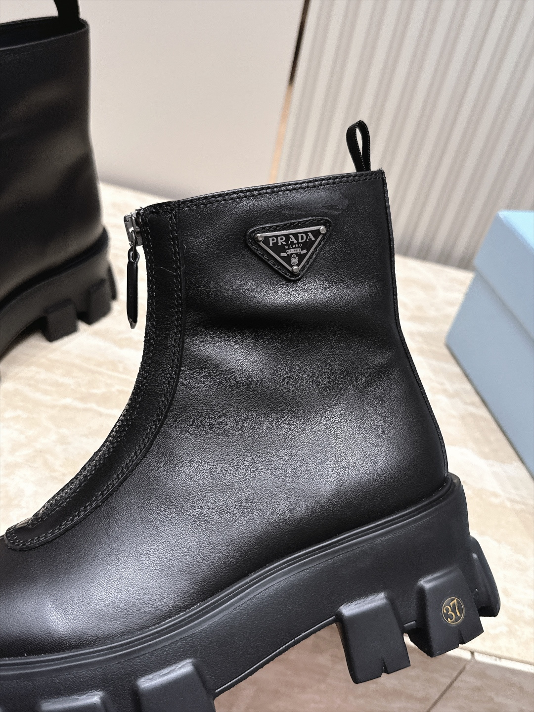 프라다(PRADA) 프론트 지퍼 플랫폼 앵클 부츠 신발