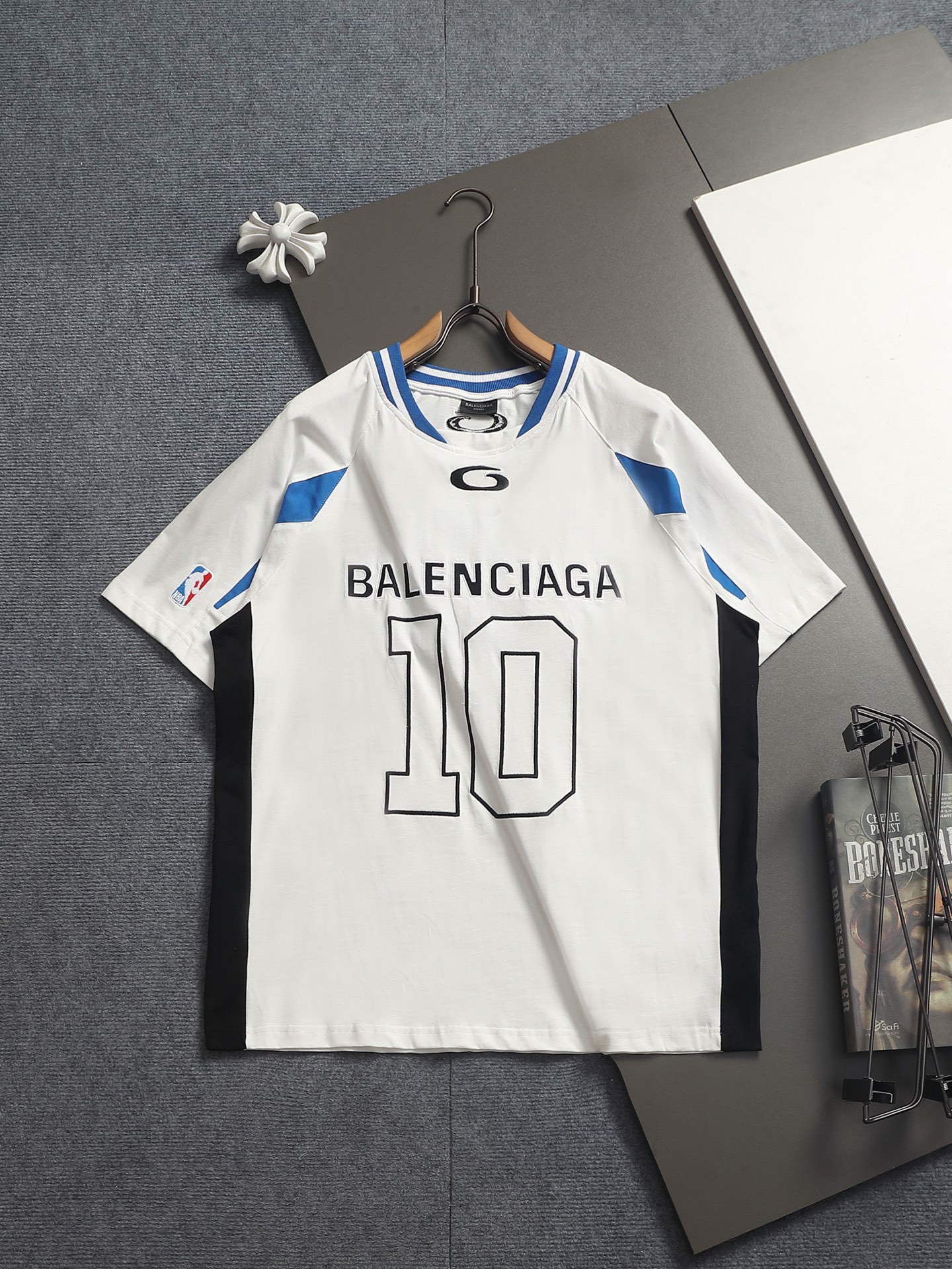 발렌시아가(BALENCIAGA) NBA 콜라보 배색 로고 반팔 티셔츠 상의 의류
