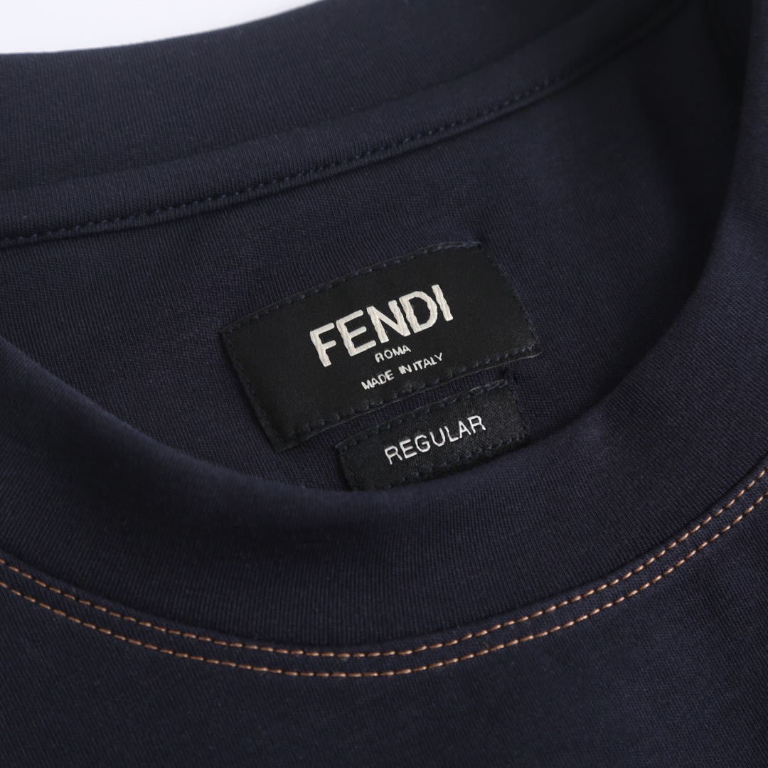 펜디(FENDI) 레더 패치 반팔 티셔츠 상의 의류