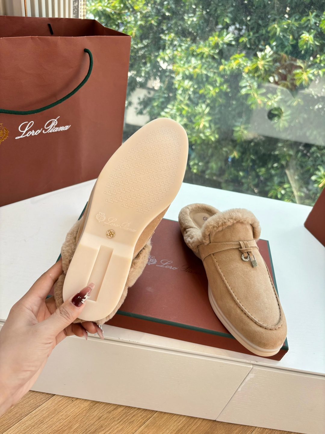 로로피아나(Loro Piana) 커플 퍼 트리밍 스웨이드 뮬 슬리퍼 신발