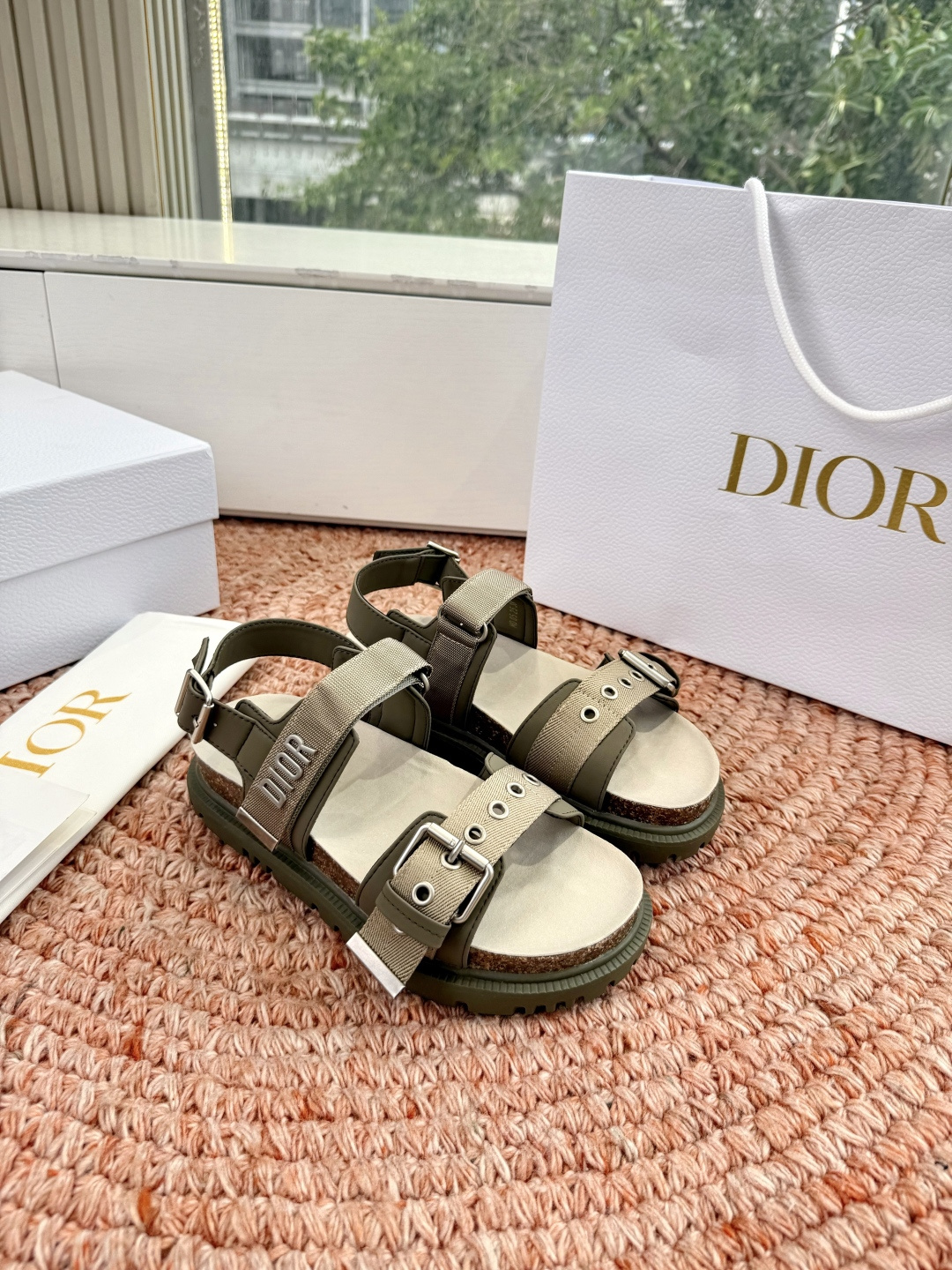 디올(DIOR) CD 버클 샌들 신발