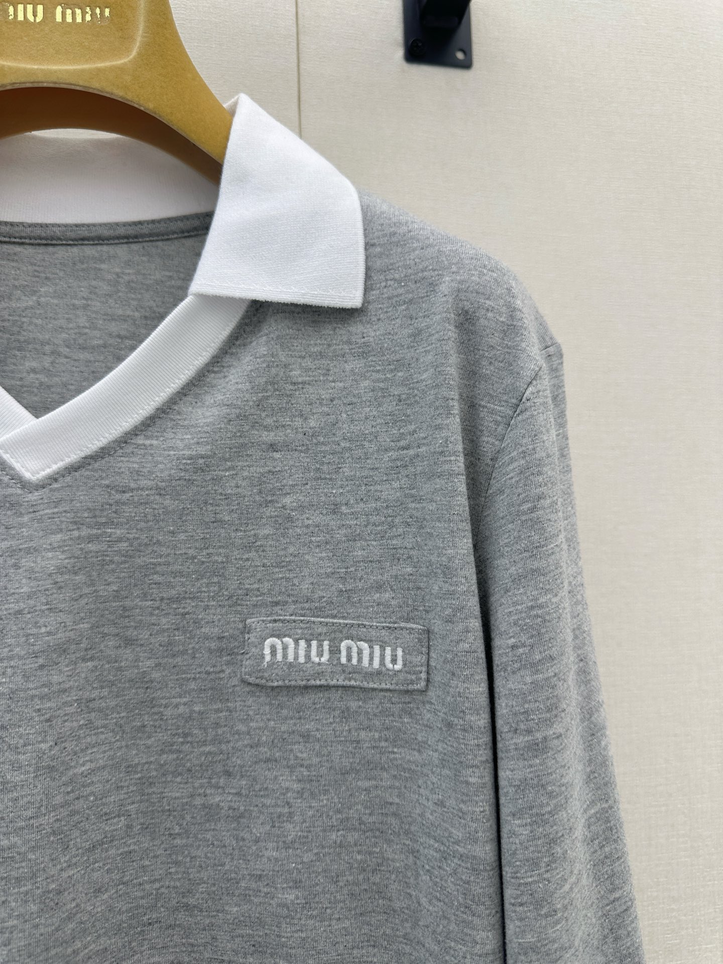 미우미우(MIU MIU) 배색 폴로 칼라 크롭 긴팔 티셔츠 상의 의류