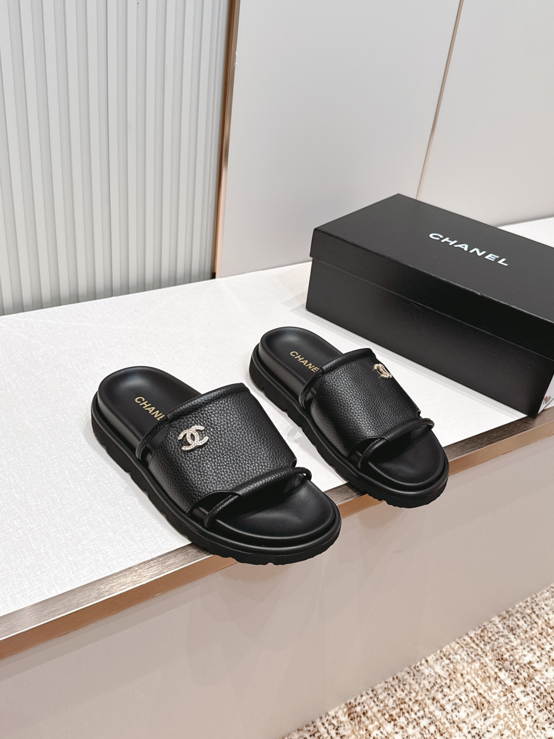 샤넬(CHANEL) 로고 슬라이드 샌들 신발