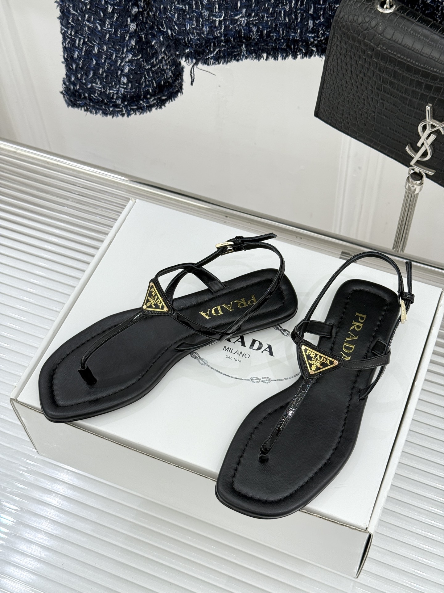 프라다(PRADA) 삼각 로고 플립플랍 샌들 신발