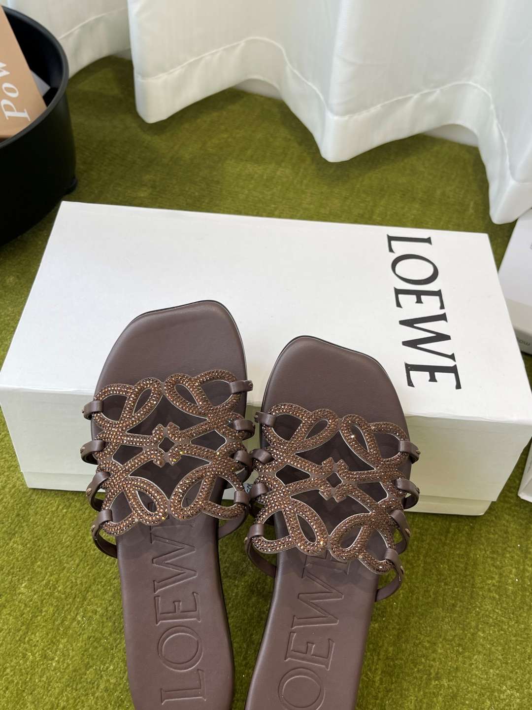 로에베(LOEWE) 라인스톤 스퀘어토 플랫 슬리퍼 신발