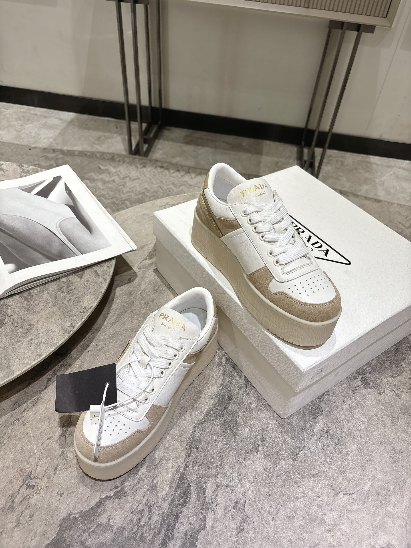 프라다(PRADA) 삼각 로고 플랫폼 스니커즈 신발