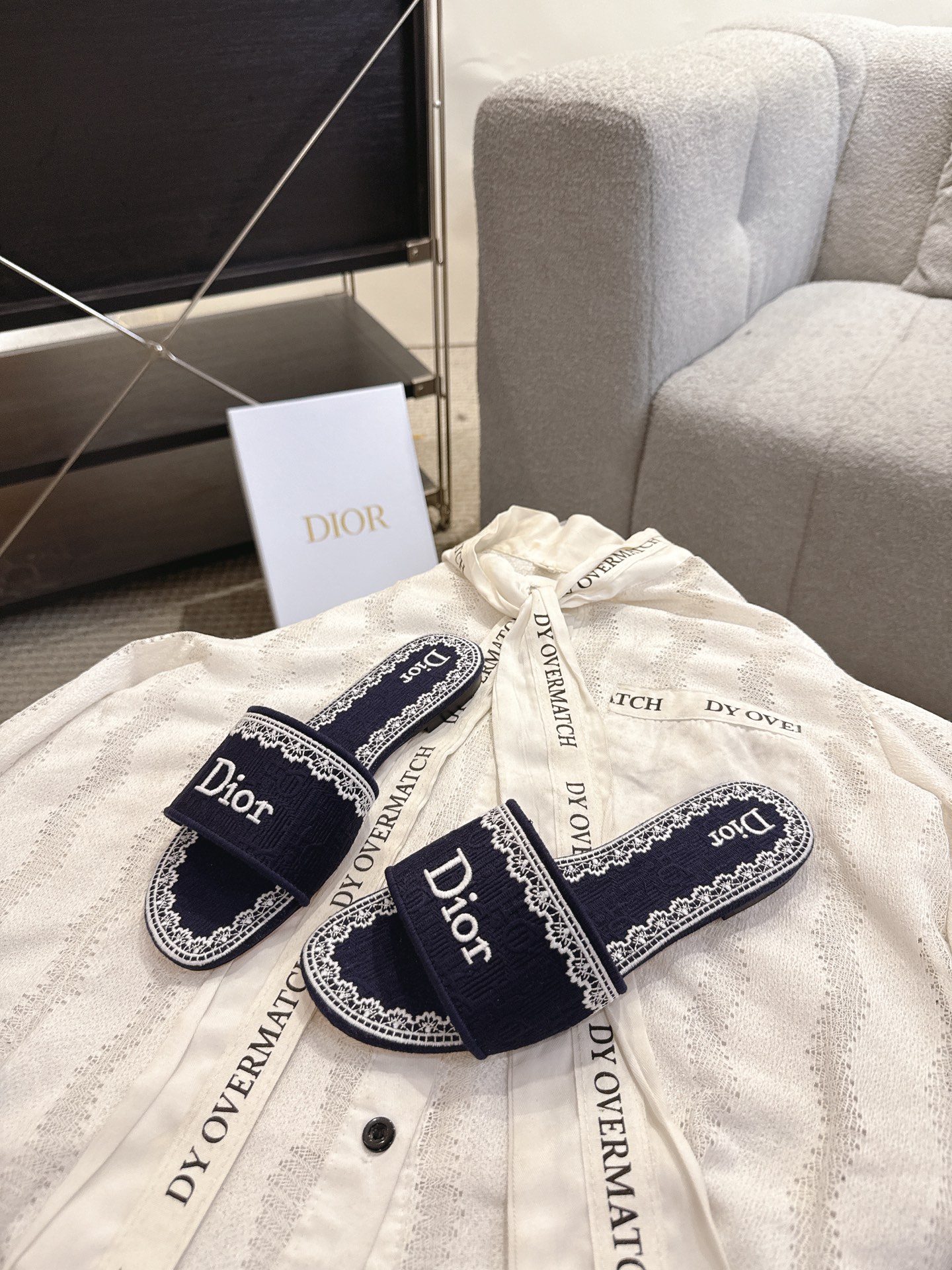 디올(DIOR) 플라워 자수 로고 슬라이드 슬리퍼