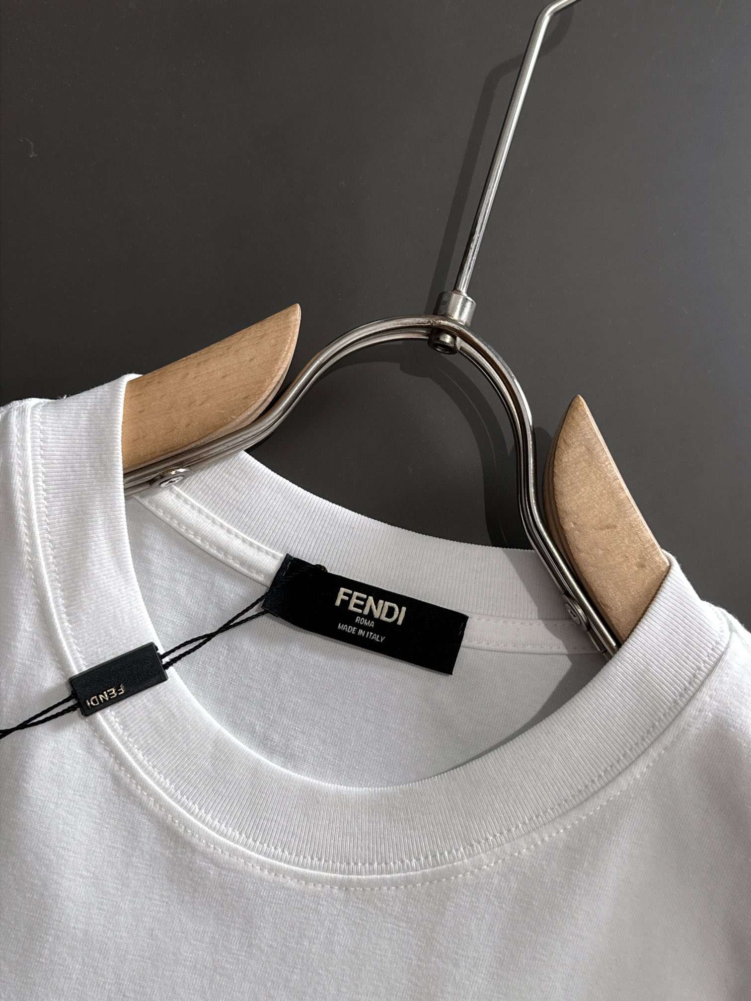 펜디(FENDI) 로고 그래픽 프린트 반팔 티셔츠 상의 의류