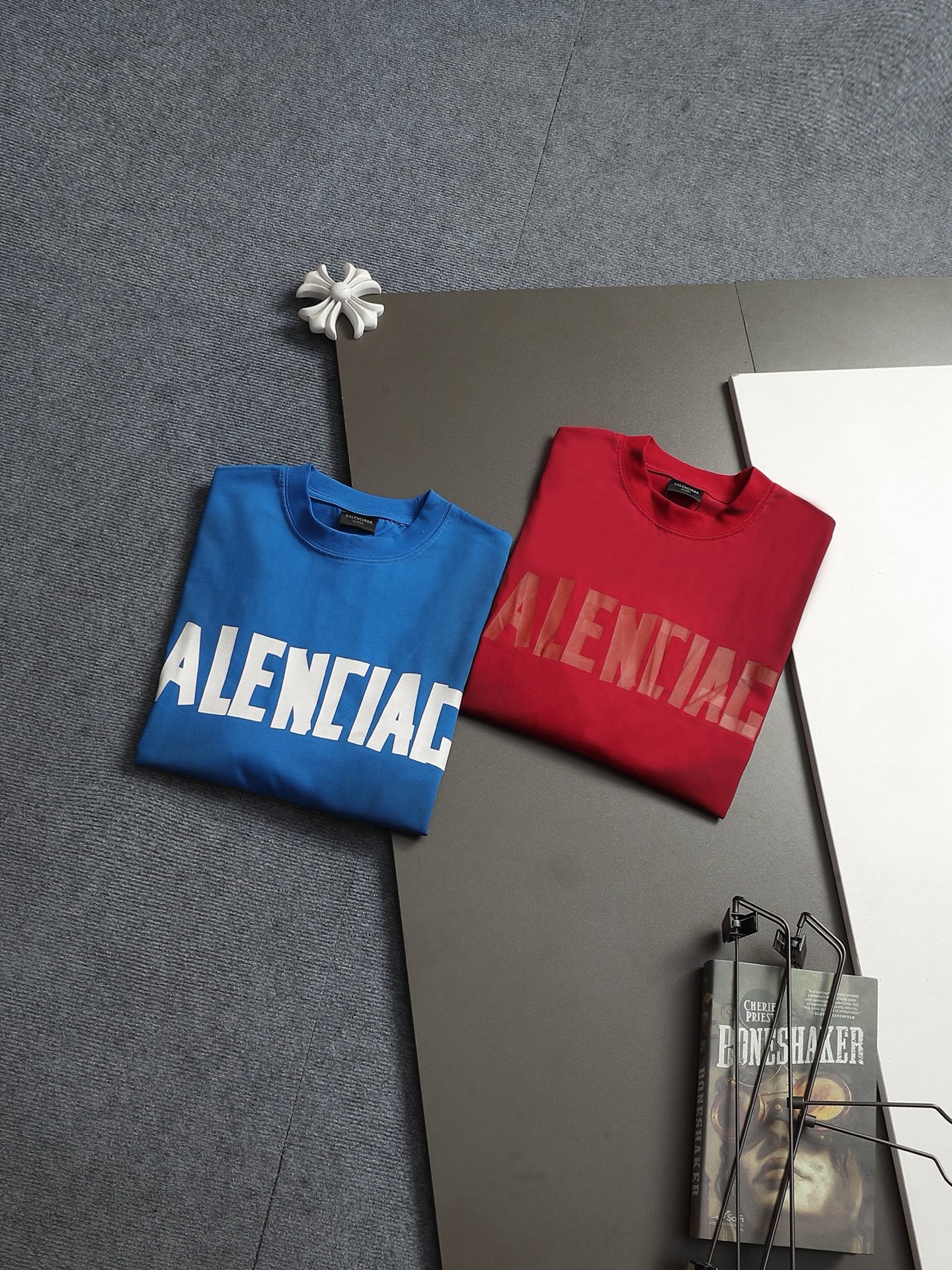 발렌시아가(BALENCIAGA) 테이프 프린팅 워싱 반팔 티셔츠 상의 의류