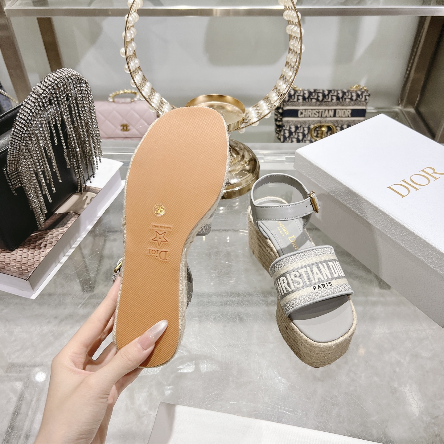 디올(DIOR) Dway 로고 밴드 앵클 스트랩 웨지 샌들 신발