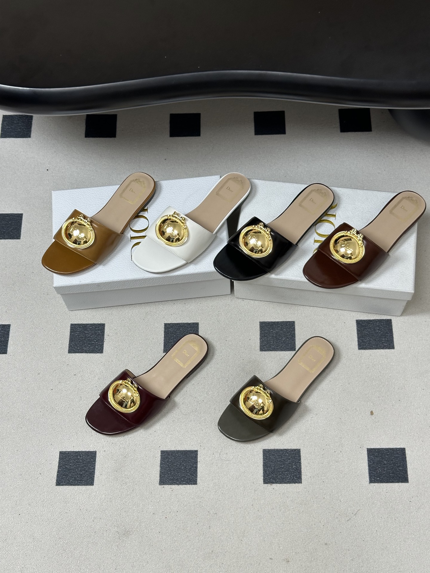 디올(DIOR) 메탈 버클 슬라이드 슬리퍼 신발