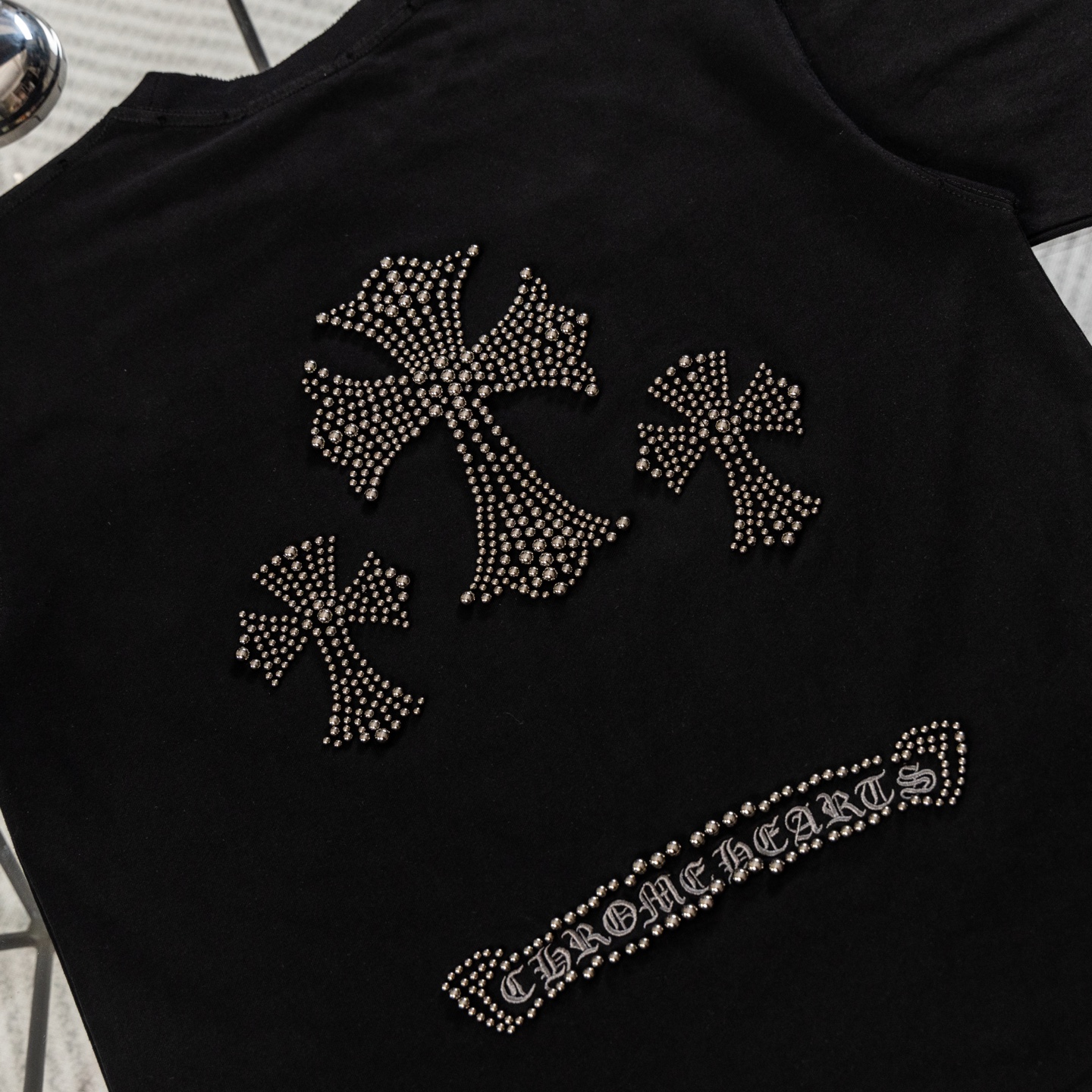 크롬하츠(CHROME HEARTS) 십자가 스터드 반팔 티셔츠 의류