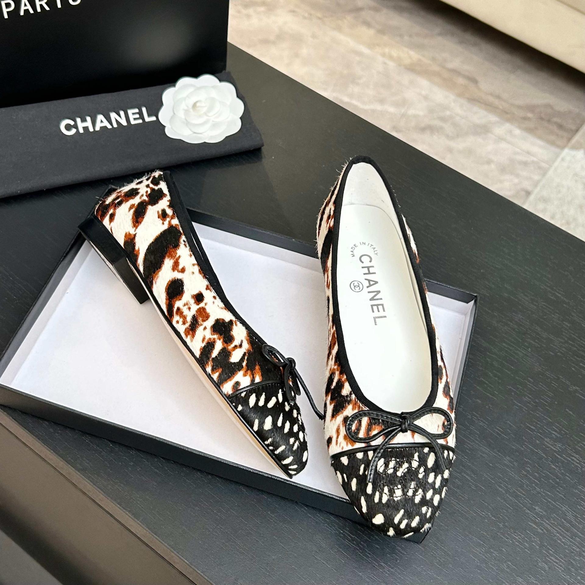 샤넬(CHANEL) 리본 배색 발레리나 플랫슈즈 신발