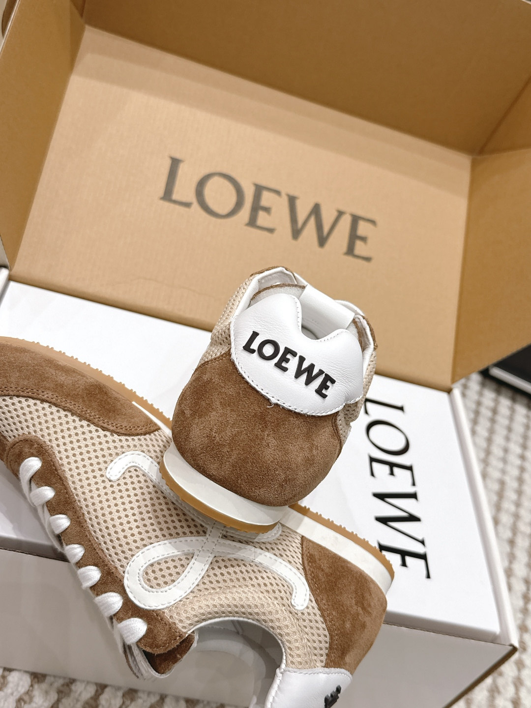 로에베(LOEWE) 스웨이드 메시 러너 스니커즈 신발